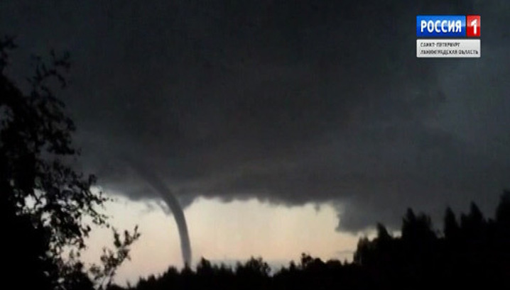 Петербуржцы сняли на видео смерч над Ладожским озером