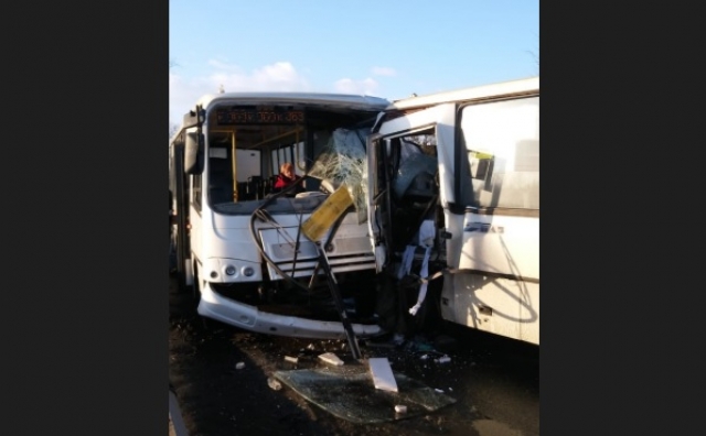 Семь человек пострадали в лобовом столкновении двух маршруток в Петербурге