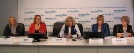 Дети слабослышащей петербурженки, изъятые после жалоб соседей и возвращенные потом в семью, нуждаются в лечении — власти