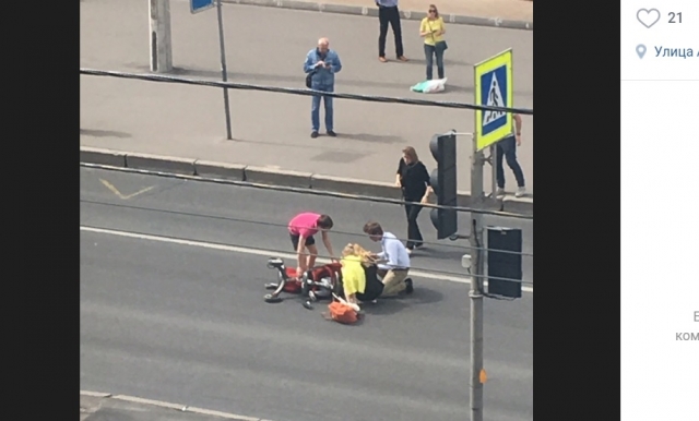 Автомобиль такси сбил женщину с детьми в Петербурге