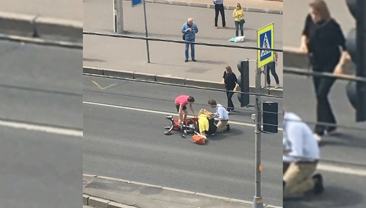 Таксист сбил женщину с коляской в Петербурге