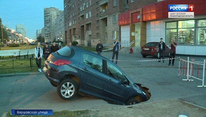 В Петербурге иномарка ушла носом в землю